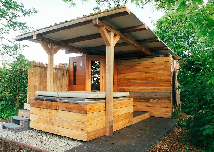 Boho Experience Wellness, Jacuzzi, Sauna, Bbq, Garden, Sleeps 10