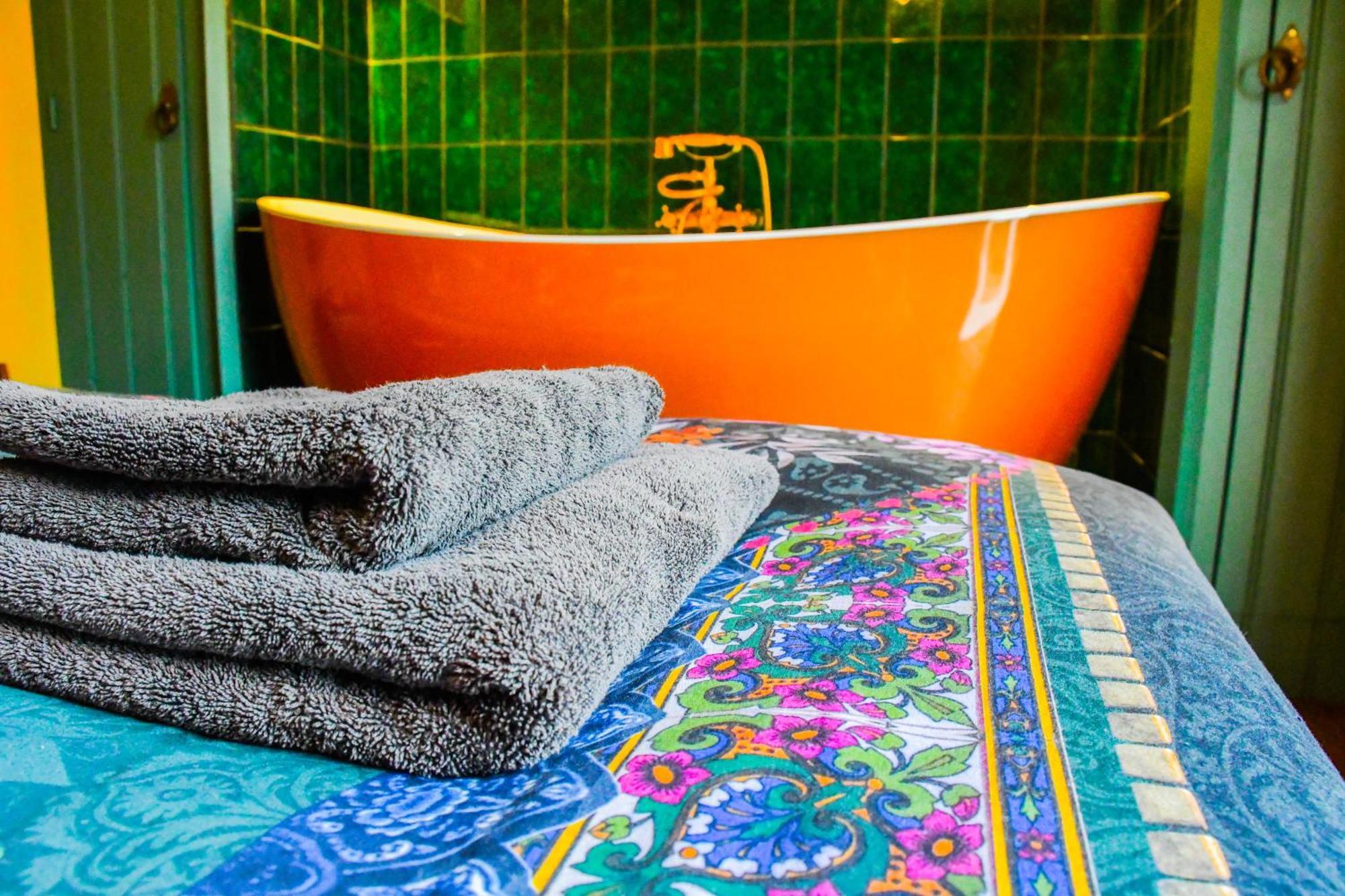 Boho Experience Wellness, Jacuzzi, Sauna, Bbq, Garden, Sleeps 10 *